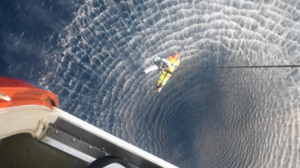 暖心帧丨海上渔民中风昏迷，飞行队派直升机来往海陆送医