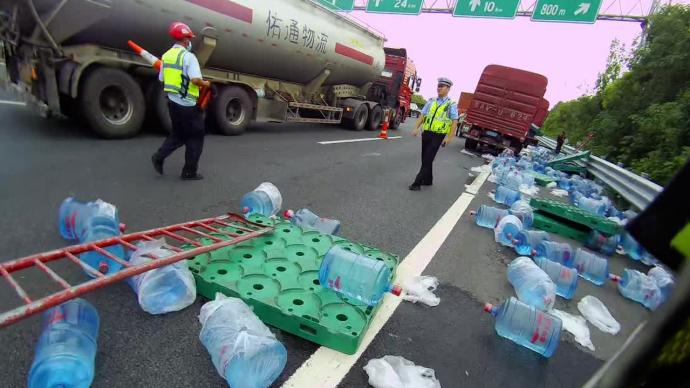 满载桶装水轻型货车突然爆胎，桶装水滚到对向车道碰撞他车