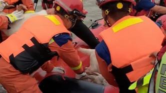 老人被困河中土堆，消防员驾橡皮艇救出
