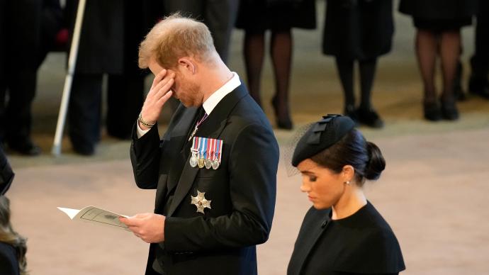 英媒：哈里与梅根被要求就攻击王室的言论向威廉夫妇道歉