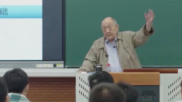 致敬師者!九旬院士堅(jiān)持站著給本科新生上課