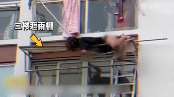 女子從5樓掉下掛在3樓雨棚,消防員架設金屬拉梯救助