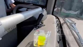 武汉公交推行“安全行车一杯水”机制：水没洒说明车开得稳