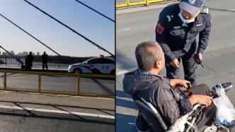 轮椅老人在桥上疑似欲轻生，巡警连闯红灯赶到将其抱上警车