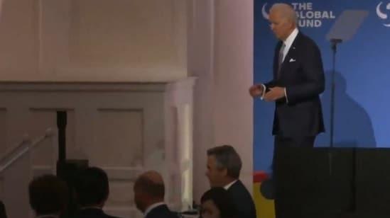 迷路了？拜登演講后不知往哪走，尷尬徘徊、向臺下伸手