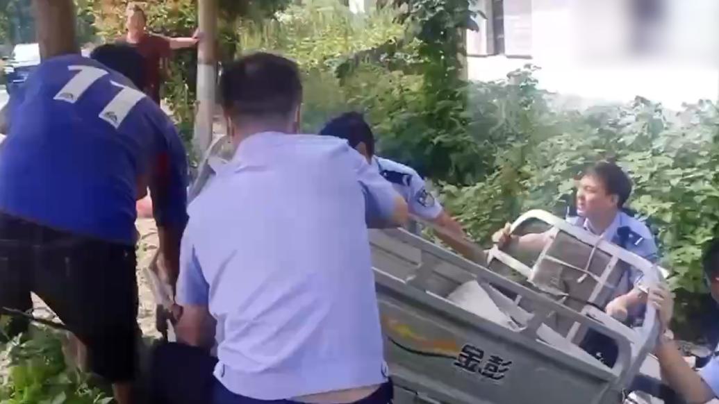 老人騎三輪車翻進溝中,民警快速救援獲贈錦旗
