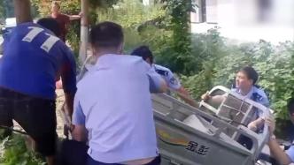 老人騎三輪車翻進溝中，民警快速救援獲贈錦旗