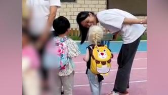 白化病小女孩上幼兒園交到朋友，媽媽：原本擔(dān)心女兒被孤立