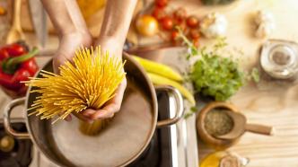 意大利面節能新煮法被美食界指責，背后是歐盟寒冬難過的隱憂