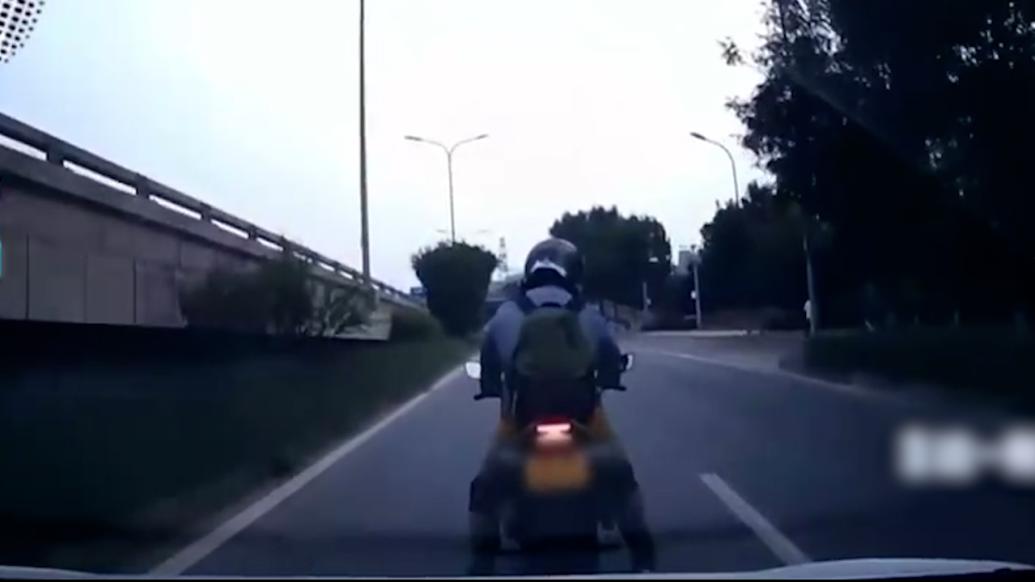不满后车鸣笛故意别车，一摩托车骑手被警方行拘