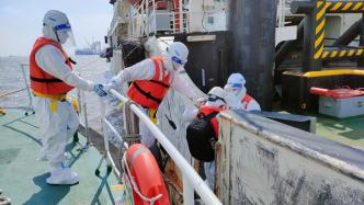 长江口一船员被化学品灼伤，救助船用吊笼接救伤员紧急送医