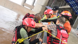 四川达州渠江洪水来袭环卫工人被困车顶，消防架设软梯拉回
