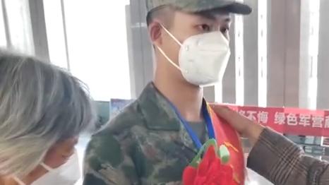 烈士肖思遠(yuǎn)的弟弟成楊根思部隊(duì)新兵，臨行前到哥哥墓前告別