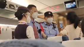 网传“女子高铁独霸三座辱骂乘务员”，上海铁路警方通报