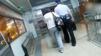 女子因压力大地铁里紧挽民警胳膊释怀