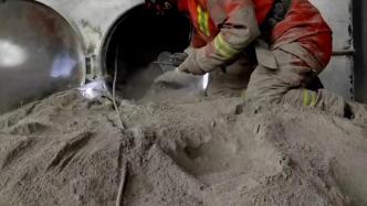 工人检修掉入1400立方米水泥罐，消防救援人员将其救出