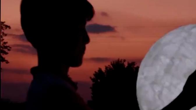 地理老师为学生拍“月球大片”：提高学生的学习兴趣