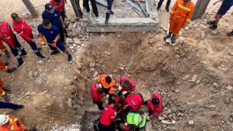 男孩滑入50米深井救援队拆除井上建筑救起，已不幸遇难
