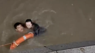 暖心帧丨上海外滩一女子凌晨落水，游客毫不犹豫跳江施救