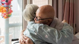 95岁爷爷照顾病妻20年：“我就是你的腿，我能走，你就能动”