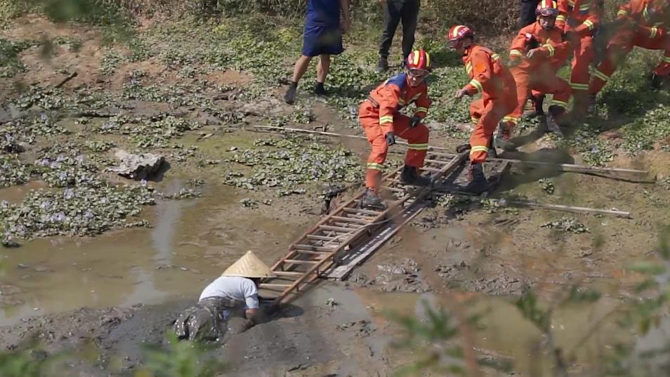 衢州一老人深陷泥潭无法动弹，消防架设木板营救