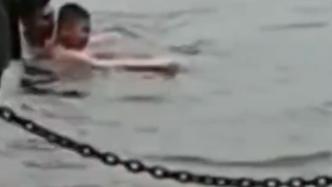 暖心帧丨休假军人跳水救回10岁溺水男孩