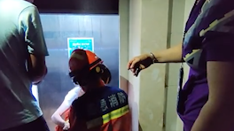 女孩被困电梯按紧急按钮求救，物业以为“误报”