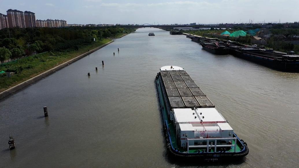 沿着江河看上海丨乘坐环卫船了解大治河：从排洪到环保，南汇“母亲河”一如既往造福于民