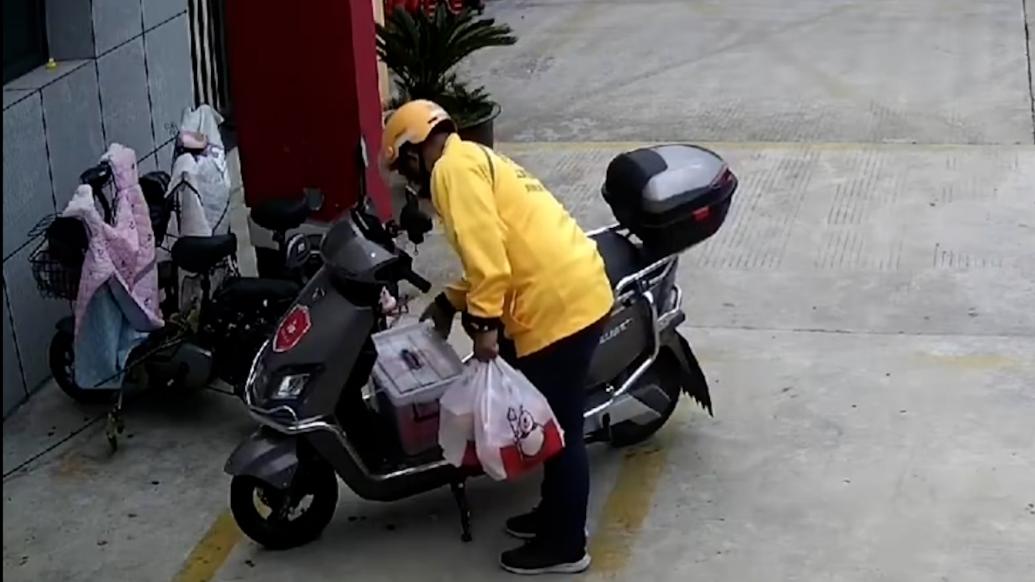 外卖小哥悄悄下单送奶茶说消防员"太辛苦"