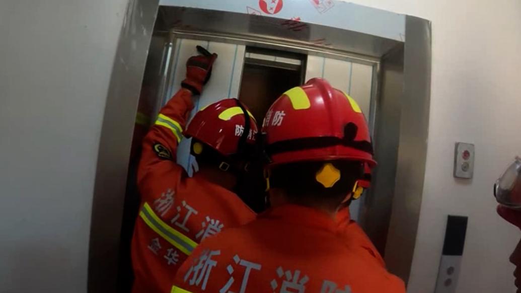电梯故障男子按报警铃无效被困2小时，直到被人发现得救