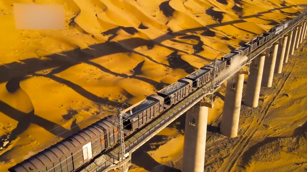 航拍!穿越大漠戈壁的敦煌铁路