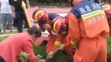 男童坠井，消防员隔空教孩子自救