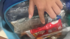6年级男孩攒塑料瓶补贴家用，班主任举动暖心