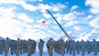 海拔5200米雪域高原上，工兵团用吊车升国旗迎国庆