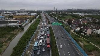 G40上海高东收费口车辆已有所积压，目前车流量与往年同期持平