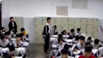 男生拿着拐杖在教室里玩耍，见老师出现“瞬间康复”