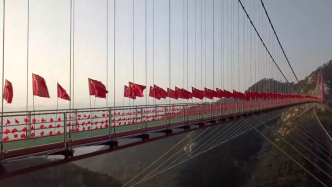 玻璃桥上五星红旗迎风招展，游客：自豪感油然而生
