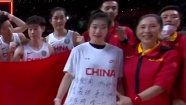 中國女籃亞軍追平歷史,一件簽滿名字的T恤令人動容