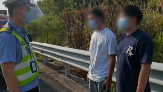 網約車“趴窩”，司機乘客高速路邊推車