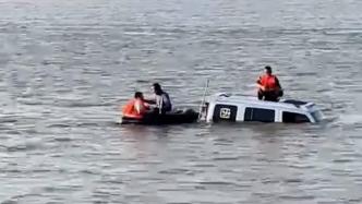 越野车落水两人被困，打渔大爷划船救人