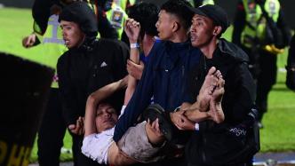 印尼足球场骚乱已致129死，球迷不满输球冲入赛场酿惨剧