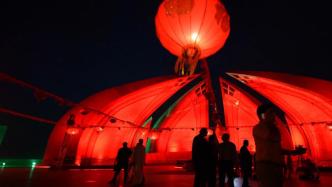 欢庆中国国庆日，巴基斯坦地标建筑点亮“中国红”