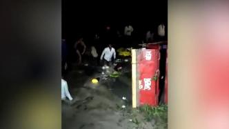 印度一辆载有近50人的拖拉机坠入池塘，已致至少22人遇难
