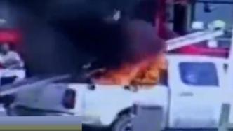 皮卡车行驶途中自燃，司机把“火车”开进消防队