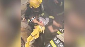 孩子被困着火民房，消防员焦急呼喊搜救将其抱出