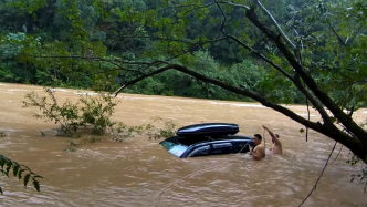四川苍溪暴雨致河水上涨有人弃车后被困，公安消防成功救援