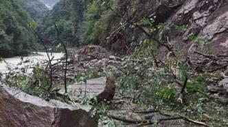 省道301重庆市城口县境内部分路段山体垮塌，致道路中断