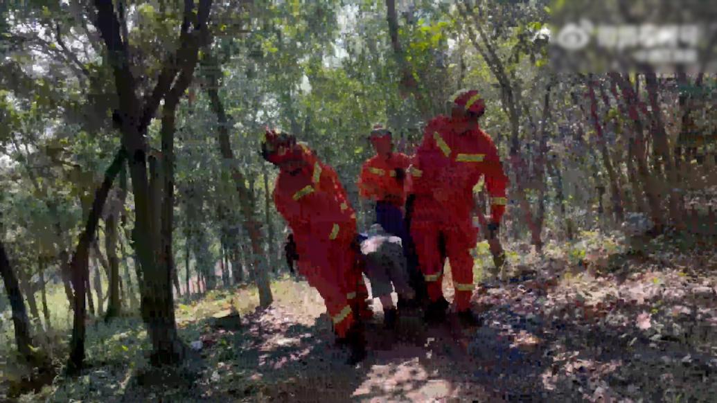 假期登山男子受伤被困，消防担架接力转移