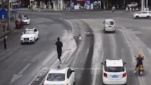 2岁女童独自横穿马路，民警飞奔抱起带离危险车流