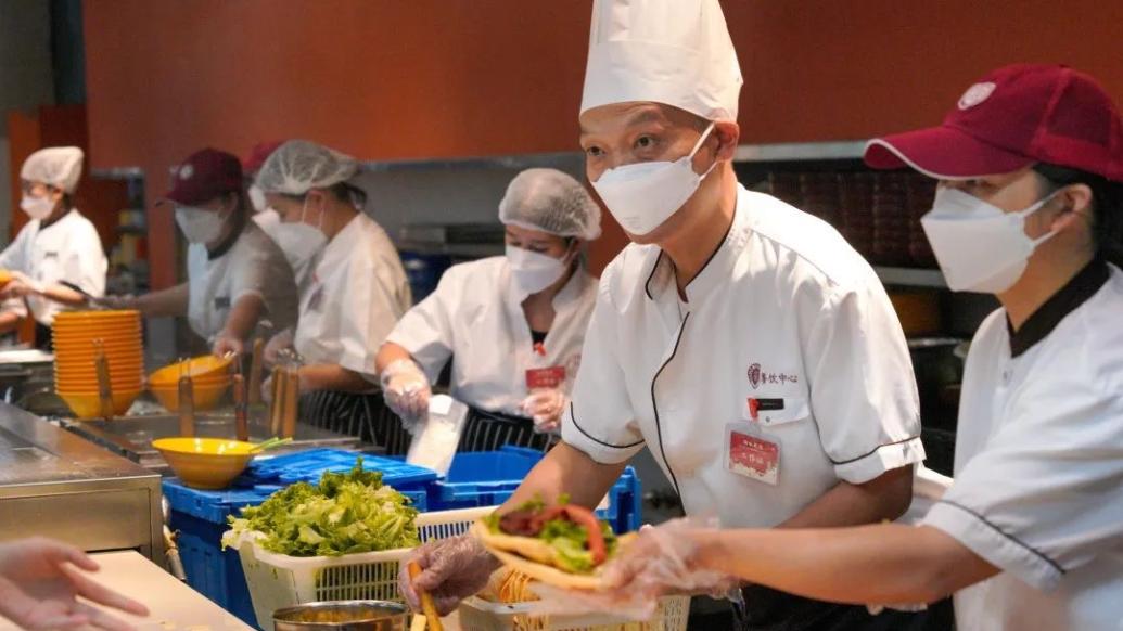 “送儿子上北大”的鸡蛋灌饼店主，受邀去北大做鸡蛋灌饼